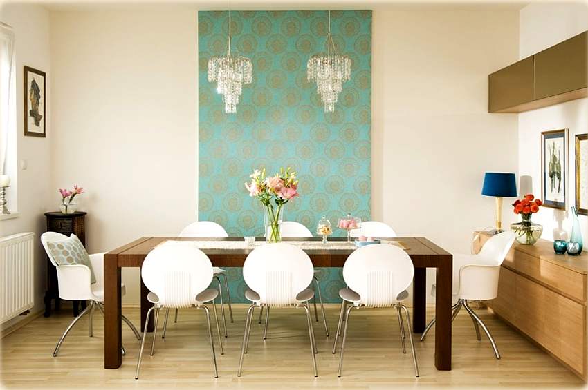 Salón decorado con pared de papel pintado Salón con pared de papel pintado