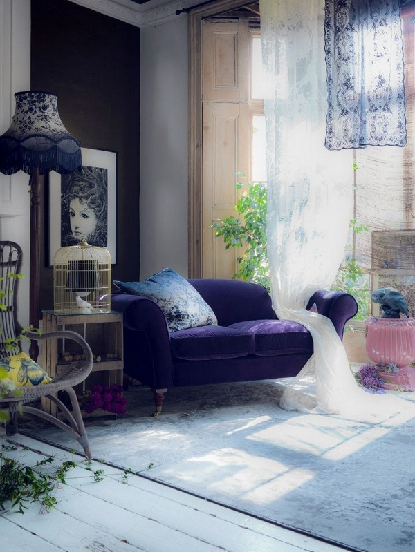 Textiles en violeta de estilo vintage salón con textiles en violeta