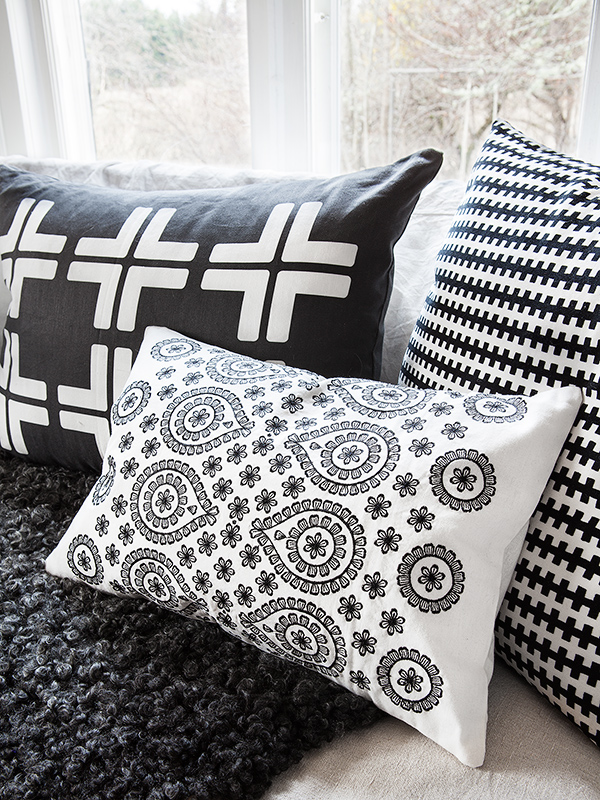 Cojines en blanco y negro con figuras geométricas textiles blanco y negro