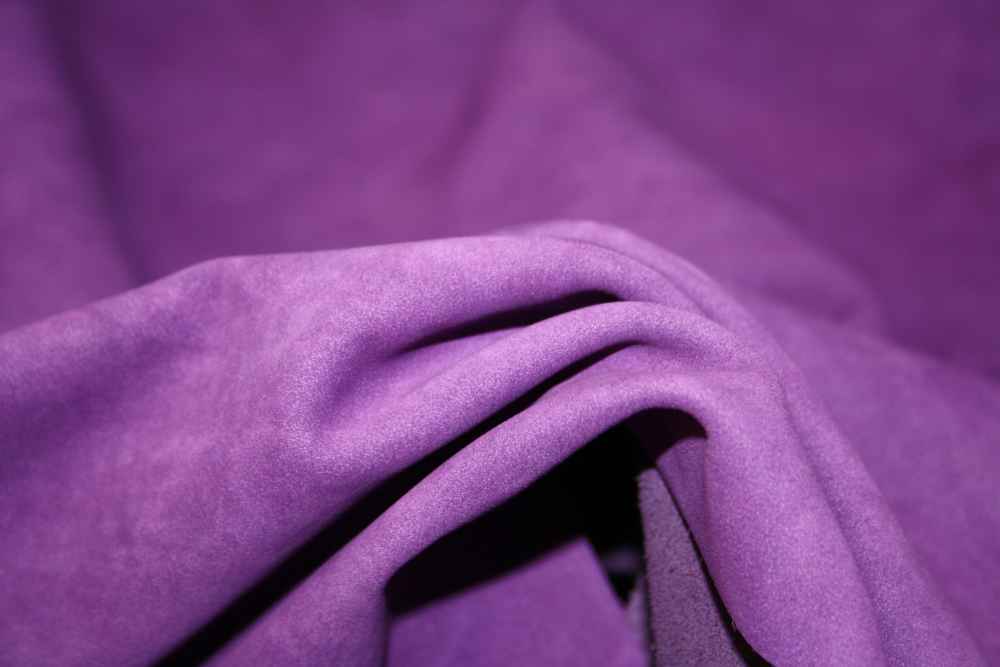 Piel nobuck en violeta. Fuente: surtidosevillano.com Piel nobuck
