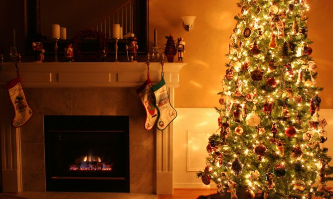 Arbol de Navidad con el rojo como protagonista