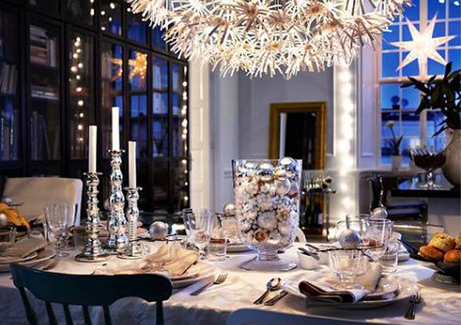 Mesa de navidad decorada con blanco y plata