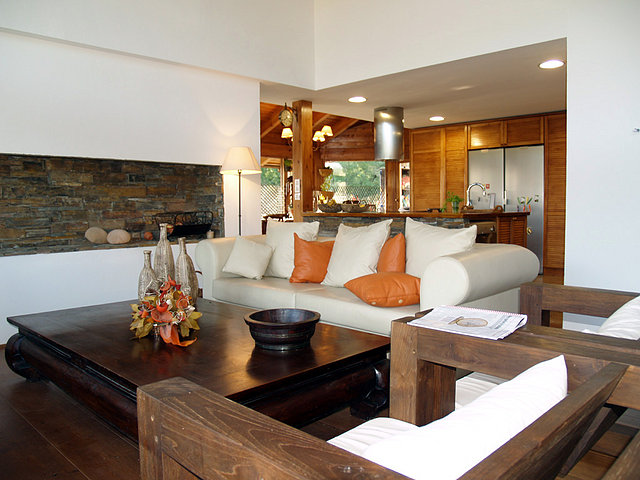 Salon comedor con cocina en madera